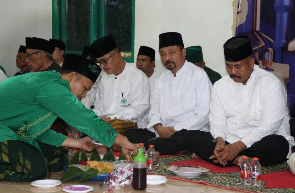 Bupati Kukar Edi Damansyah Tinjau Pembangunan Masjid dan Serahkan Bantuan di Bangun Rejo
